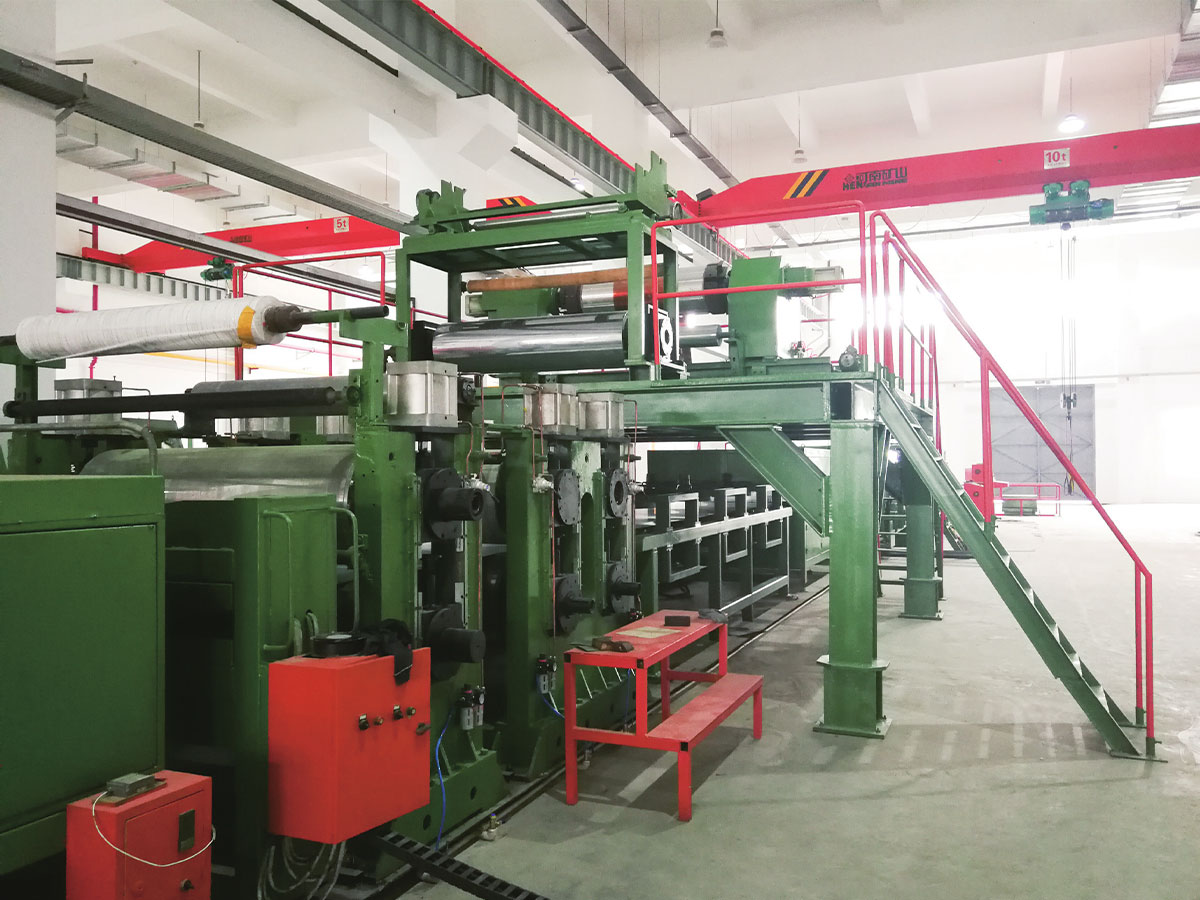 Ligne de production de panneaux composites métalliques doubles