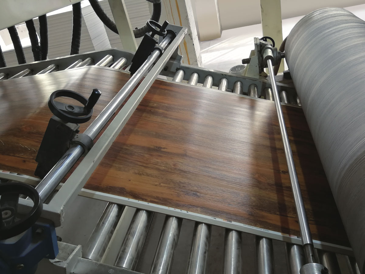 Ligne de production de revêtements de sol PVC/WPC/SPC