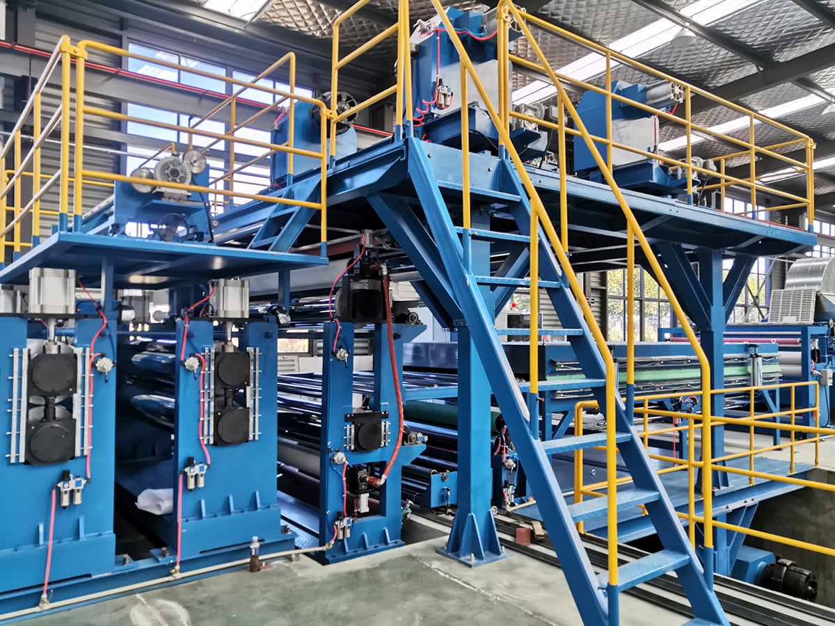 Ligne de production de panneaux isolants et décoratifs